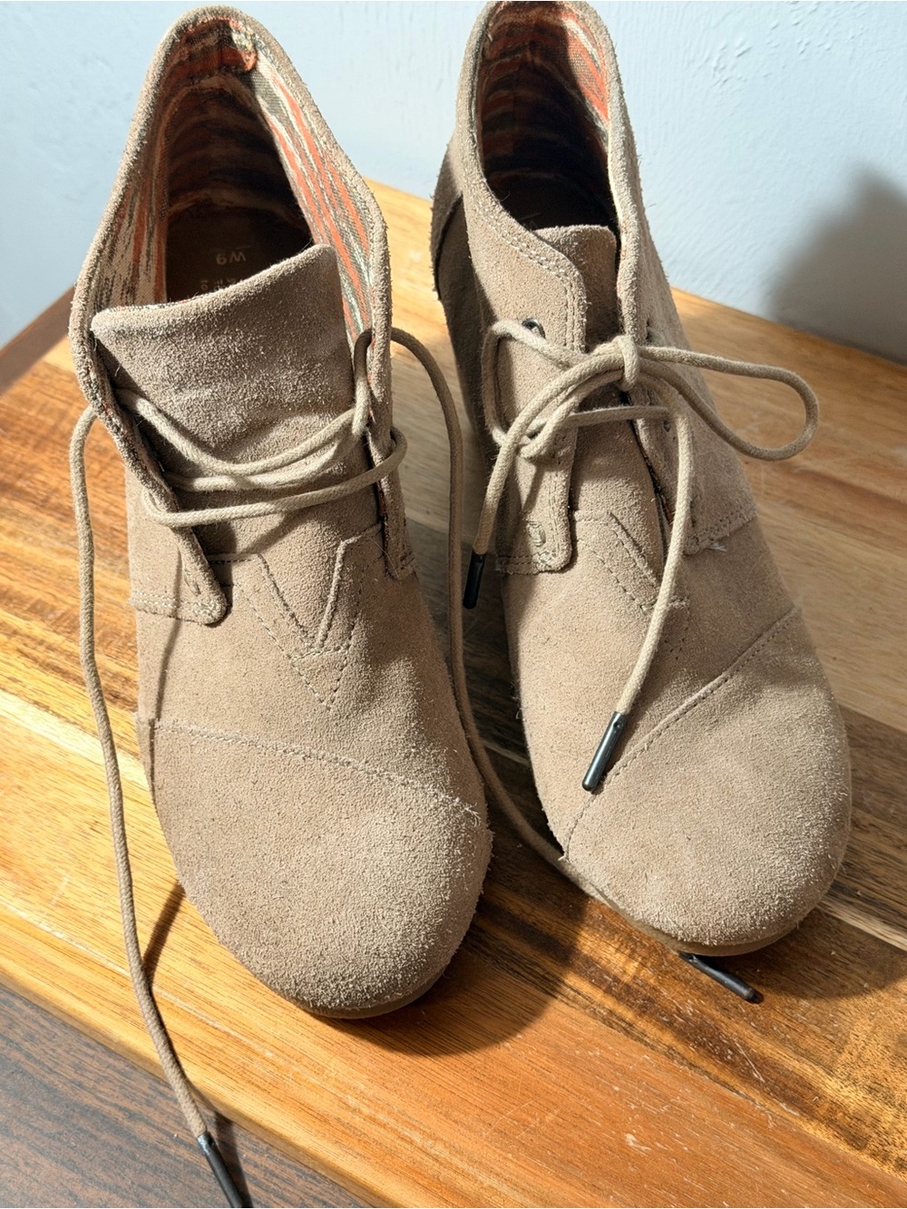 Tom’s Size 9 Neutral Suede Lace-Up Desert Boot - Picture 2 of 6